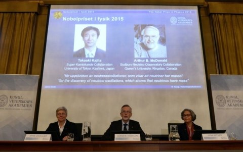 2 nhà khoa học đoạt giải Nobel Vật Lý.